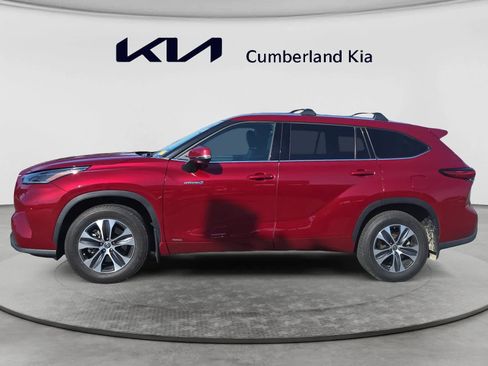 Used 2021 Toyota Highlander XLE AWD/4WD image 2