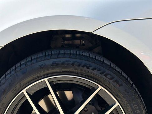 Certified 2025 Porsche Macan Base image 13