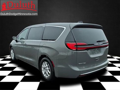 Used 2025 Chrysler Pacifica Select image 3