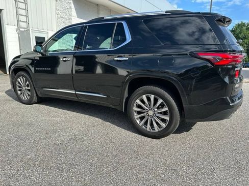 Used 2023 Chevrolet Traverse Premier FWD image 3