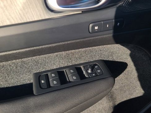 Used 2025 Volvo XC40 B5 Plus image 31