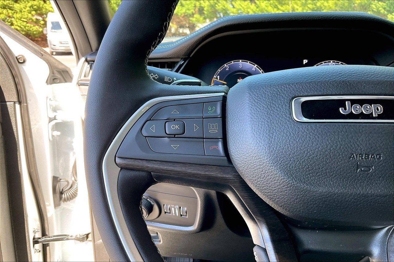 New 2027 Jeep Grand Cherokee Altitude RWD image 27