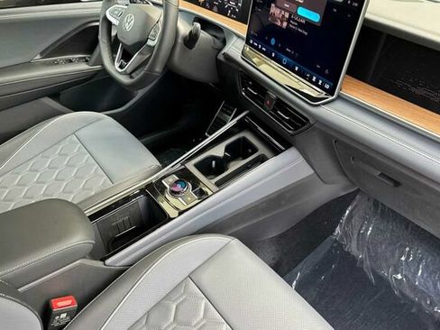 New 2026 Volkswagen Tiguan SEL R-Line AWD/4WD image 16
