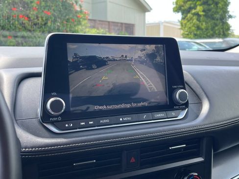 Used 2025 Nissan Rogue SV FWD image 25