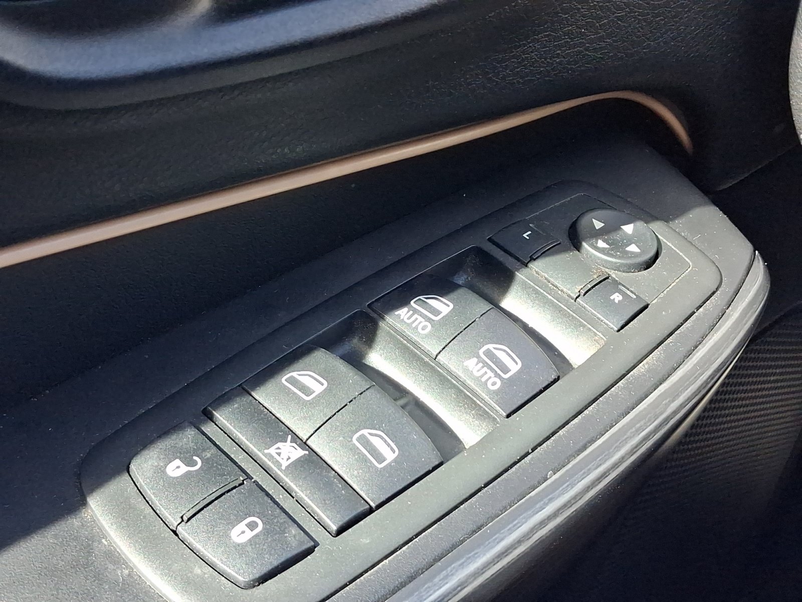 Used 2015 Jeep Cherokee Limited w/ Luxury Group AWD/4WD image 12