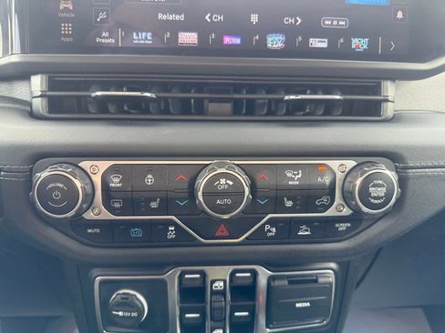 Used 2025 Jeep Wrangler Unlimited Sahara w/ Safety Group AWD/4WD image 28