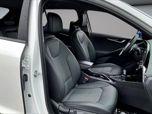 Used 2023 Kia Niro EX image 28