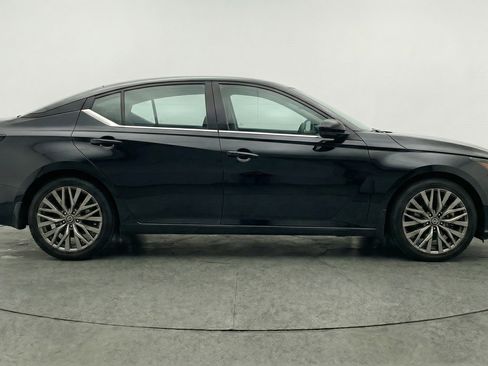 Used 2025 Nissan Altima 2.5 SV image 11