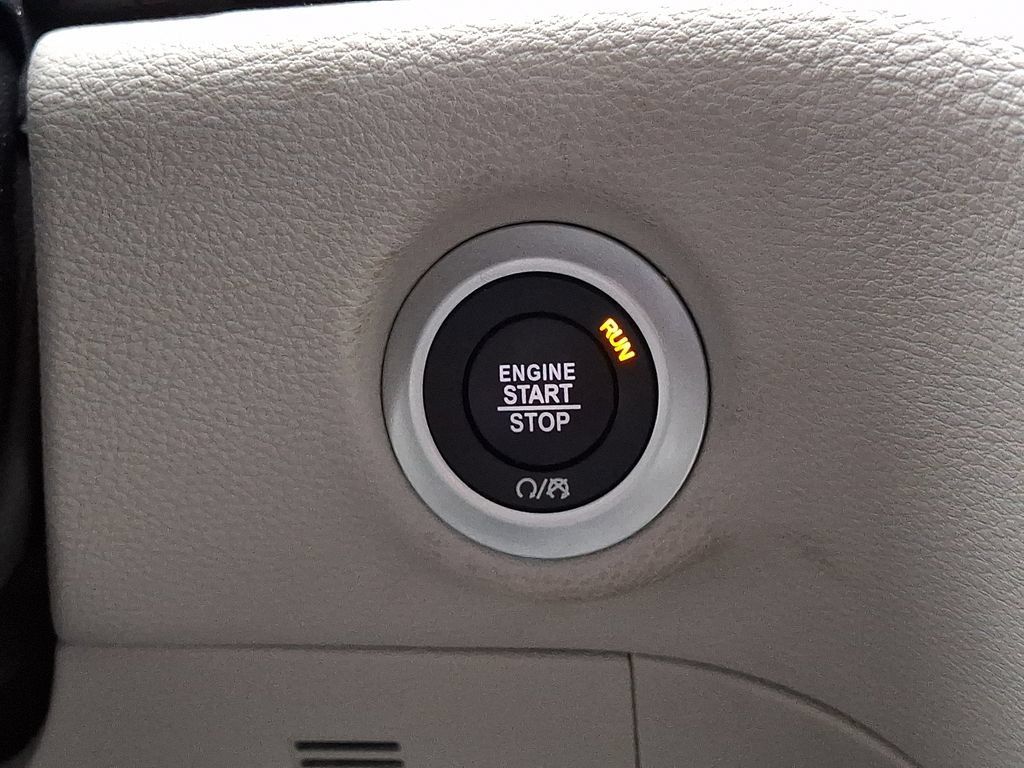Used 2024 Chrysler Pacifica Limited FWD image 26