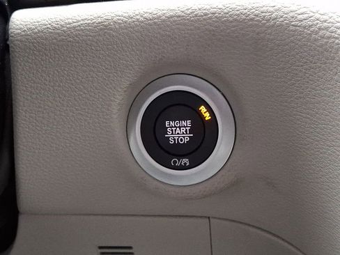 Used 2024 Chrysler Pacifica Limited FWD image 26