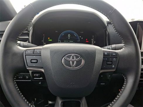 Used 2025 Toyota Camry SE image 17