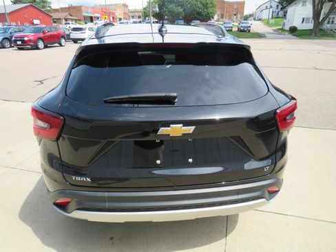 Used 2025 Chevrolet Trax LT FWD image 9