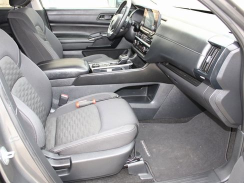 Used 2024 Nissan Pathfinder SV image 17