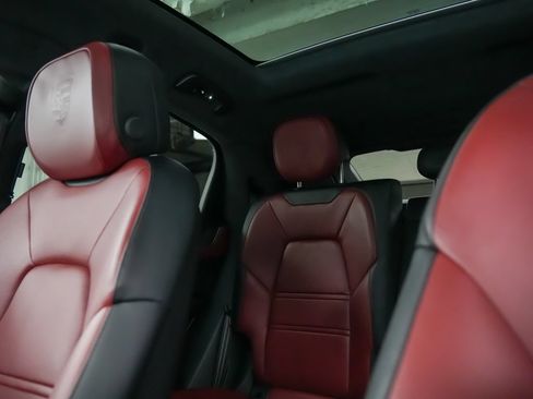 Used 2025 Porsche Cayenne Turbo AWD/4WD image 35