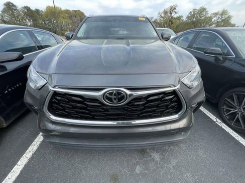 Used 2021 Toyota Highlander Limited FWD image 2