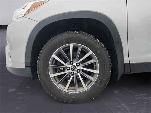 Used 2019 Toyota Highlander SE image 14