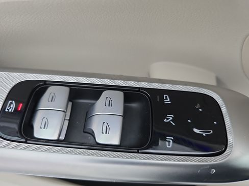 Used 2025 Mercedes-Benz GLC 300 image 27