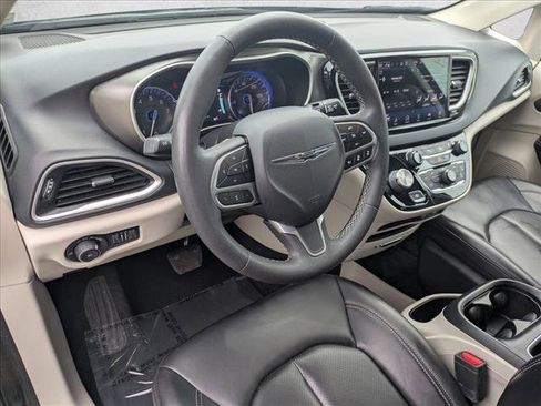 Used 2023 Chrysler Pacifica Touring-L FWD image 10