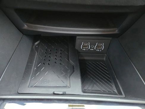 Used 2025 Chrysler Pacifica Limited image 22