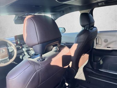 Certified 2023 Toyota Sienna Platinum image 17
