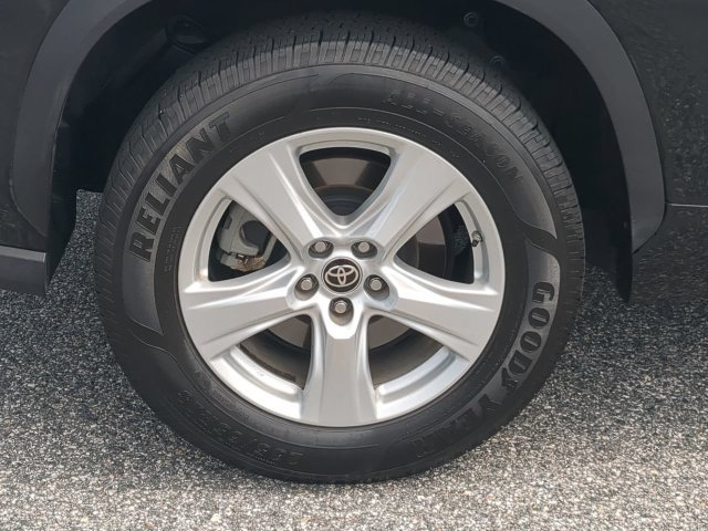 Used 2021 Toyota Highlander LE FWD image 11