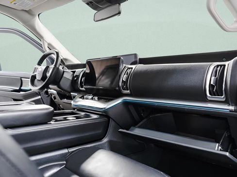 Used 2025 Ford Expedition Platinum image 38