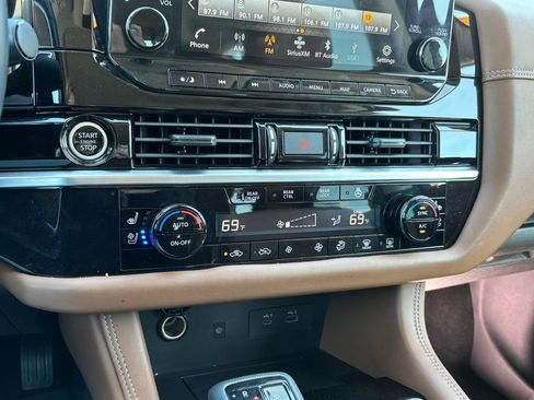 Used 2024 Nissan Pathfinder Platinum image 12