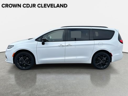 New 2026 Chrysler Pacifica Limited w/ S Appearance Package AWD/4WD image 7