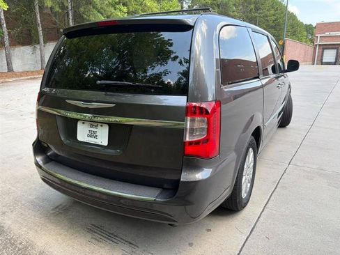 Used 2015 Chrysler Town & Country Touring FWD image 5