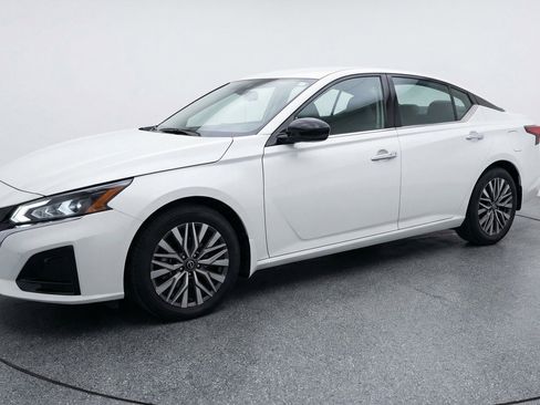 Used 2025 Nissan Altima 2.5 SV FWD image 3