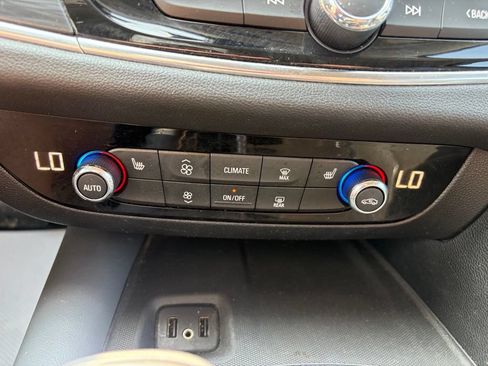 Used 2019 Buick Enclave Essence AWD/4WD image 5