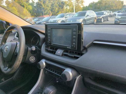 Used 2020 Toyota RAV4 LE FWD image 5
