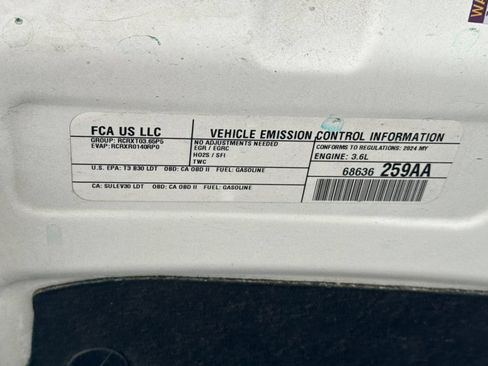 Used 2024 Chrysler Pacifica Touring-L FWD image 40