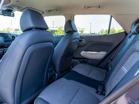 Used 2025 Hyundai Venue Limited FWD image 19