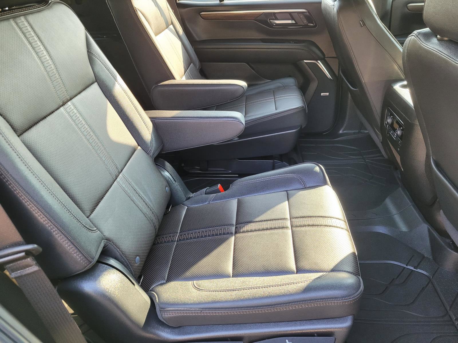 Used 2025 Chevrolet Tahoe High Country AWD/4WD image 13