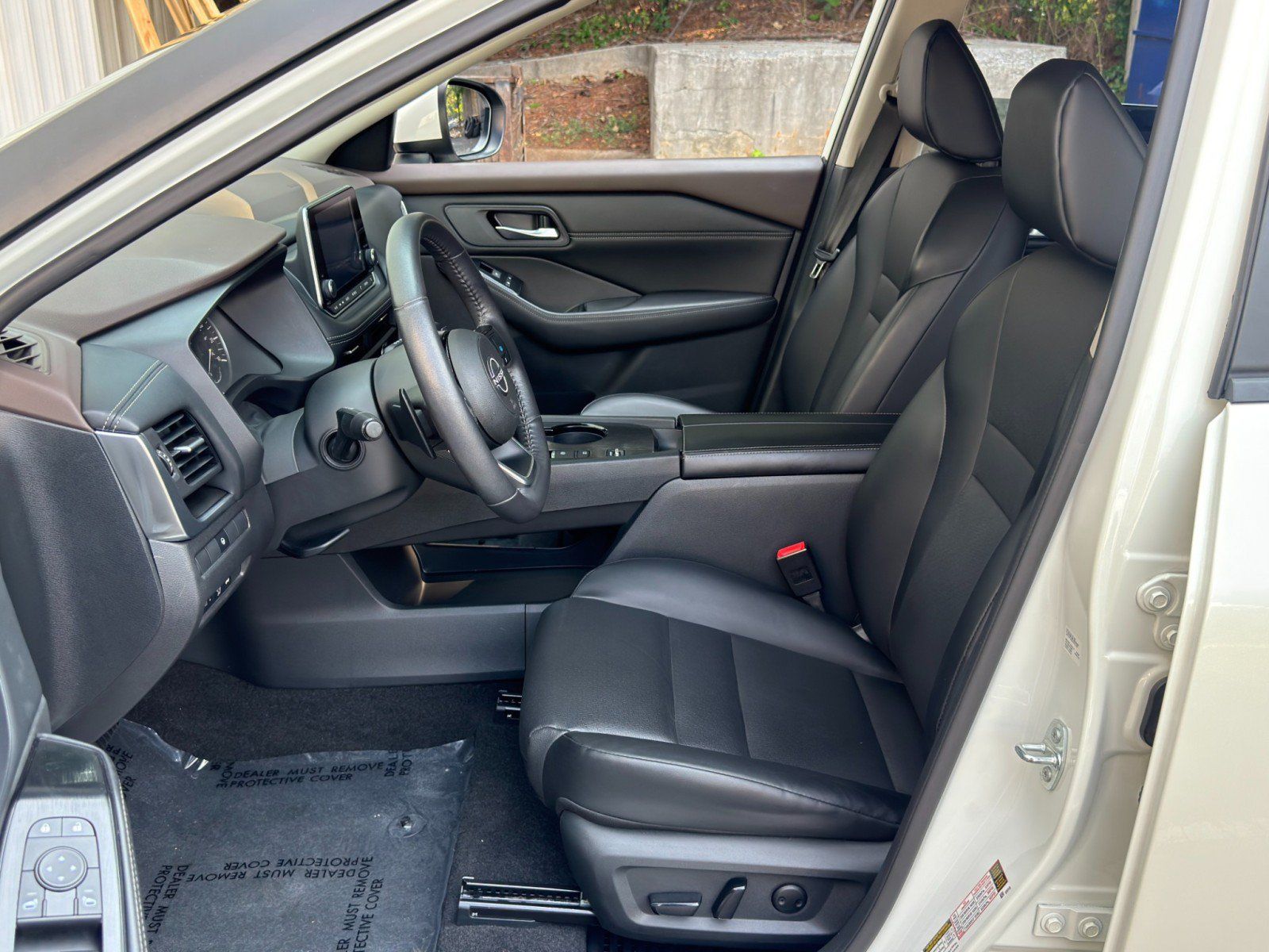 Used 2023 Nissan Rogue SV w/ SV Premium B Package FWD image 16