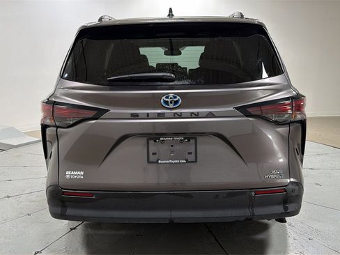 Used 2023 Toyota Sienna XLE image 4