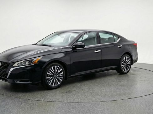 Used 2025 Nissan Altima 2.5 SV image 3