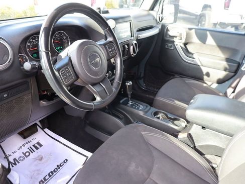 Used 2015 Jeep Wrangler Unlimited Rubicon w/ Connectivity Group AWD/4WD image 12