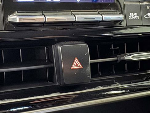 Used 2022 Toyota Highlander L image 29