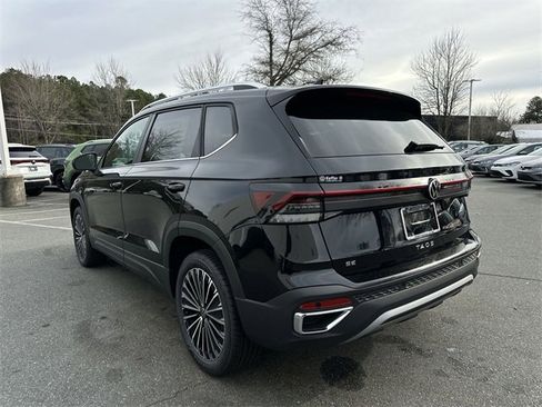 New 2026 Volkswagen Taos SE image 3