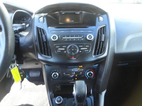 Used 2017 Ford Focus SE FWD image 8