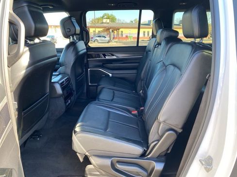 Used 2024 Jeep Wagoneer L Series II image 31