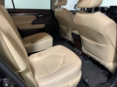 Used 2022 Toyota Highlander Limited FWD image 19