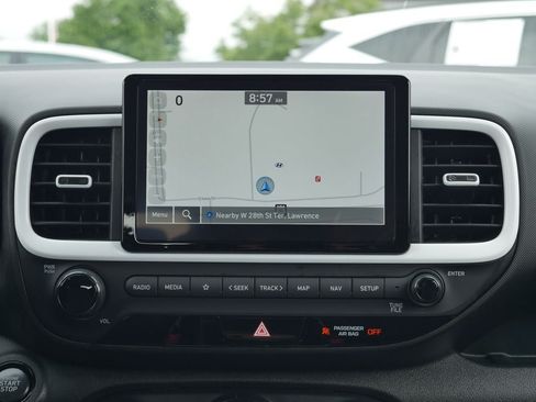 Used 2023 Hyundai Venue Limited FWD image 10