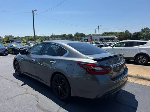 Used 2017 Nissan Altima 2.5 SR w/ Midnight Edition Package FWD image 5