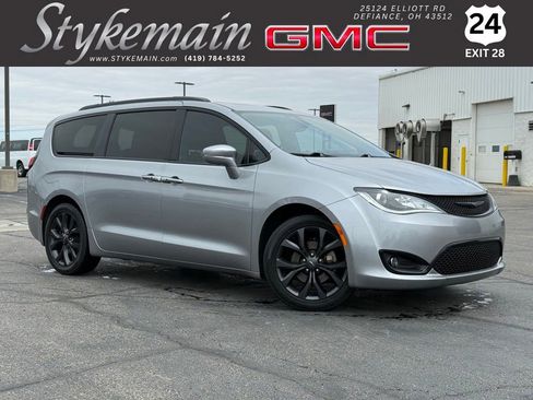 Used 2019 Chrysler Pacifica Limited w/ S Appearance Package FWD image 1