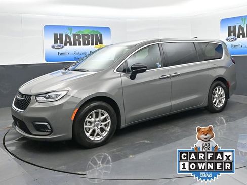Used 2025 Chrysler Pacifica Select image 1