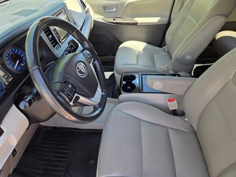 Used 2018 Toyota Sienna XLE Premium AWD/4WD image 9