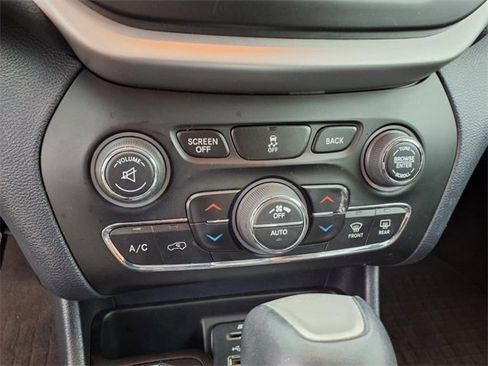 Used 2017 Jeep Cherokee Limited image 19